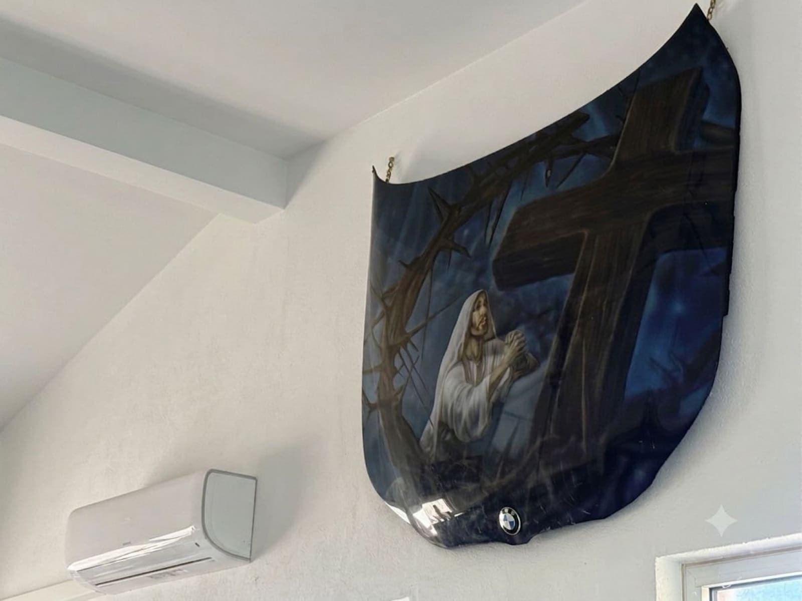 Detalj iz radionice — Ručno oslikana BMW hauba
