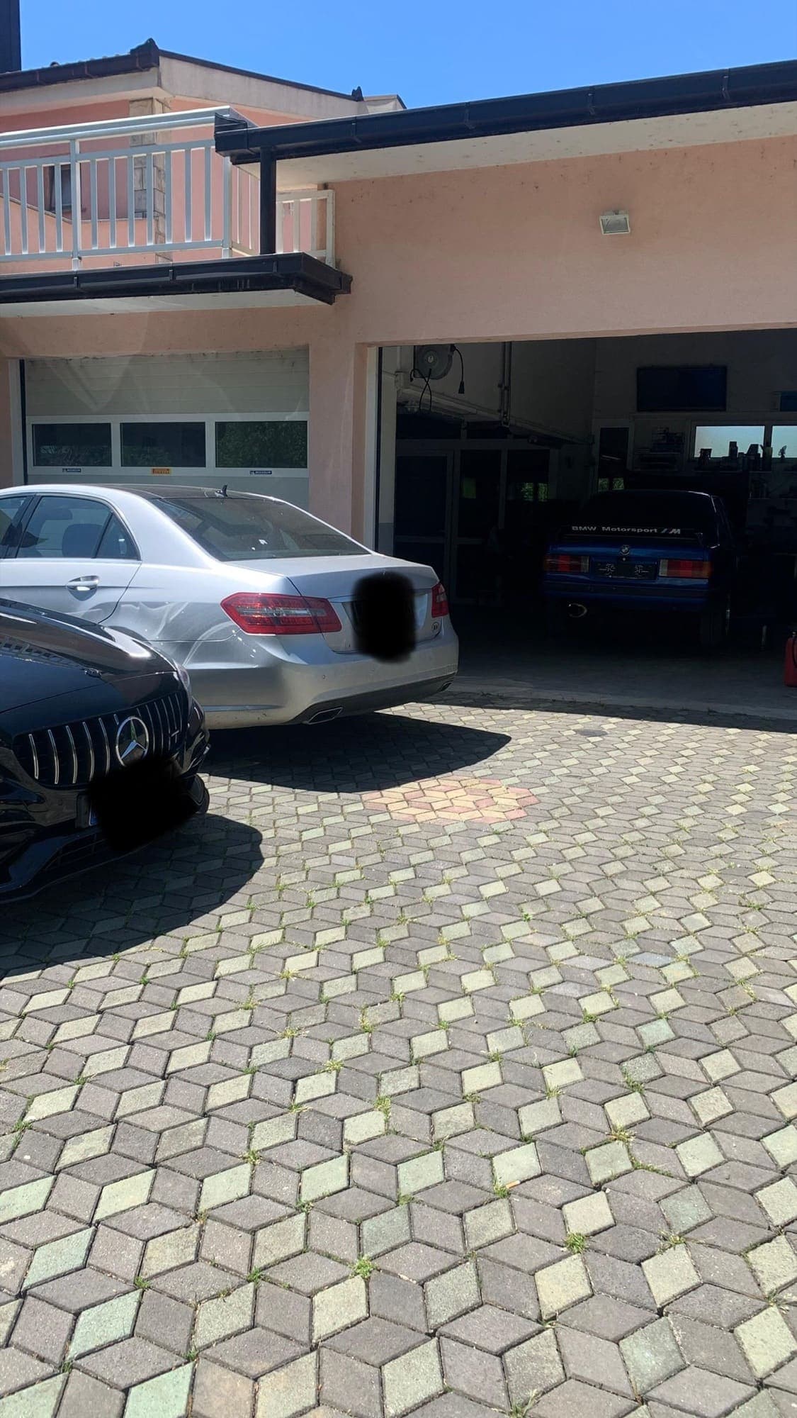 Ispred radionice — Mercedes E-klasa, AMG i BMW E30 M3