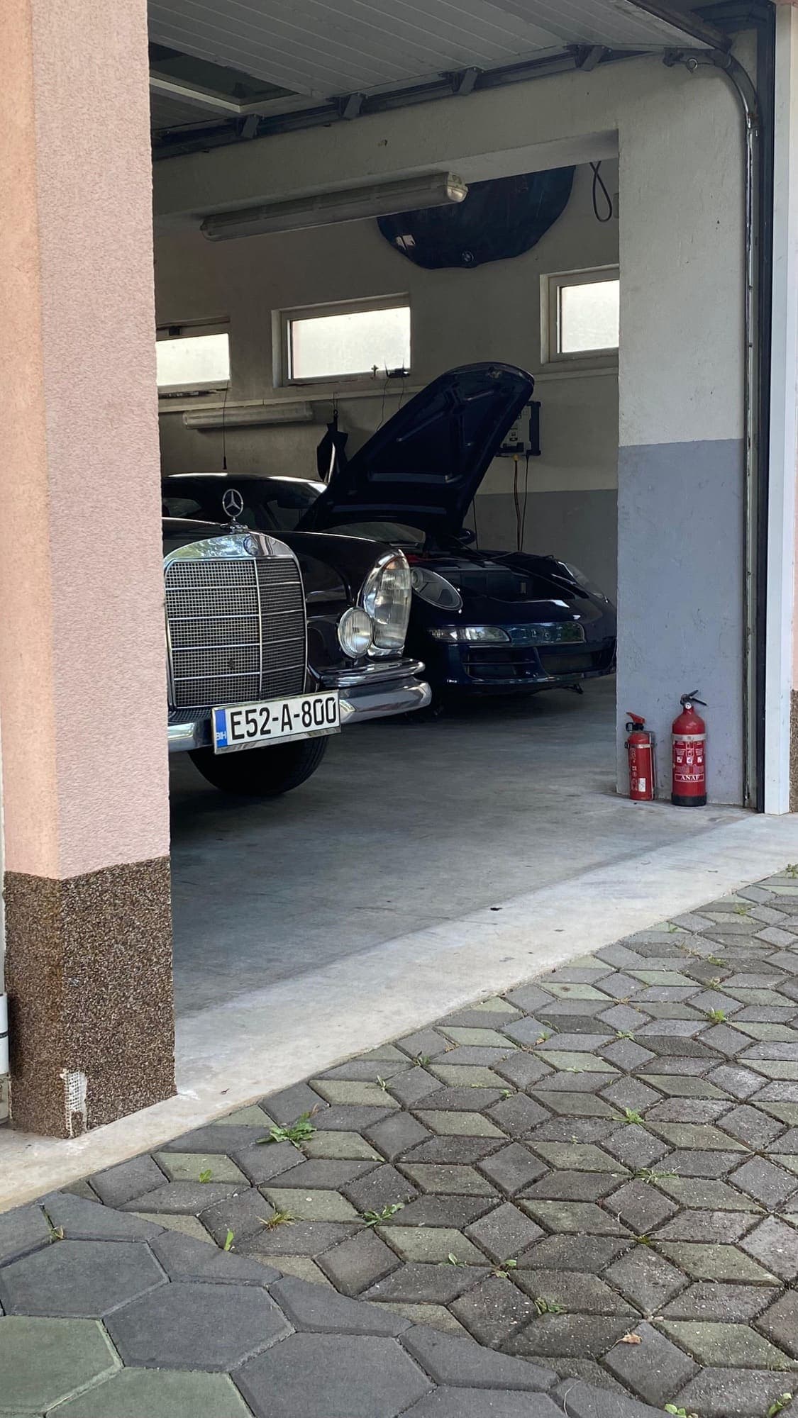 Mercedes oldtimer i Porsche 911 — U radionici